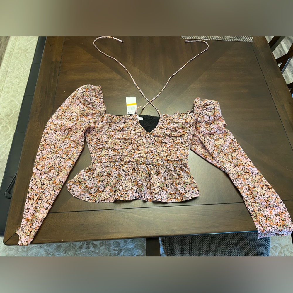 ASTR the label women’s Toni Top size small. Never worn. Has tags on it.